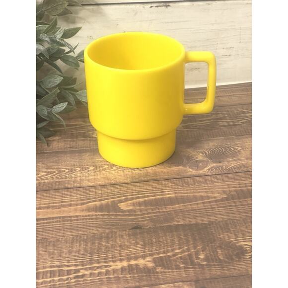 4 Vintage Stackable Yellow Footed Melamine Coffee Cups Mugs | Vintage Kitchen - Picture 3 of 6